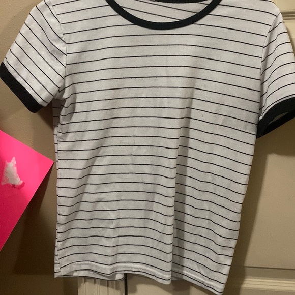Cute little shirt.Dosent fit me anymore but isn’t brand new.Wore a couple times - Picture 1 of 2